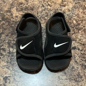 Toddler Nike sandals 🖤